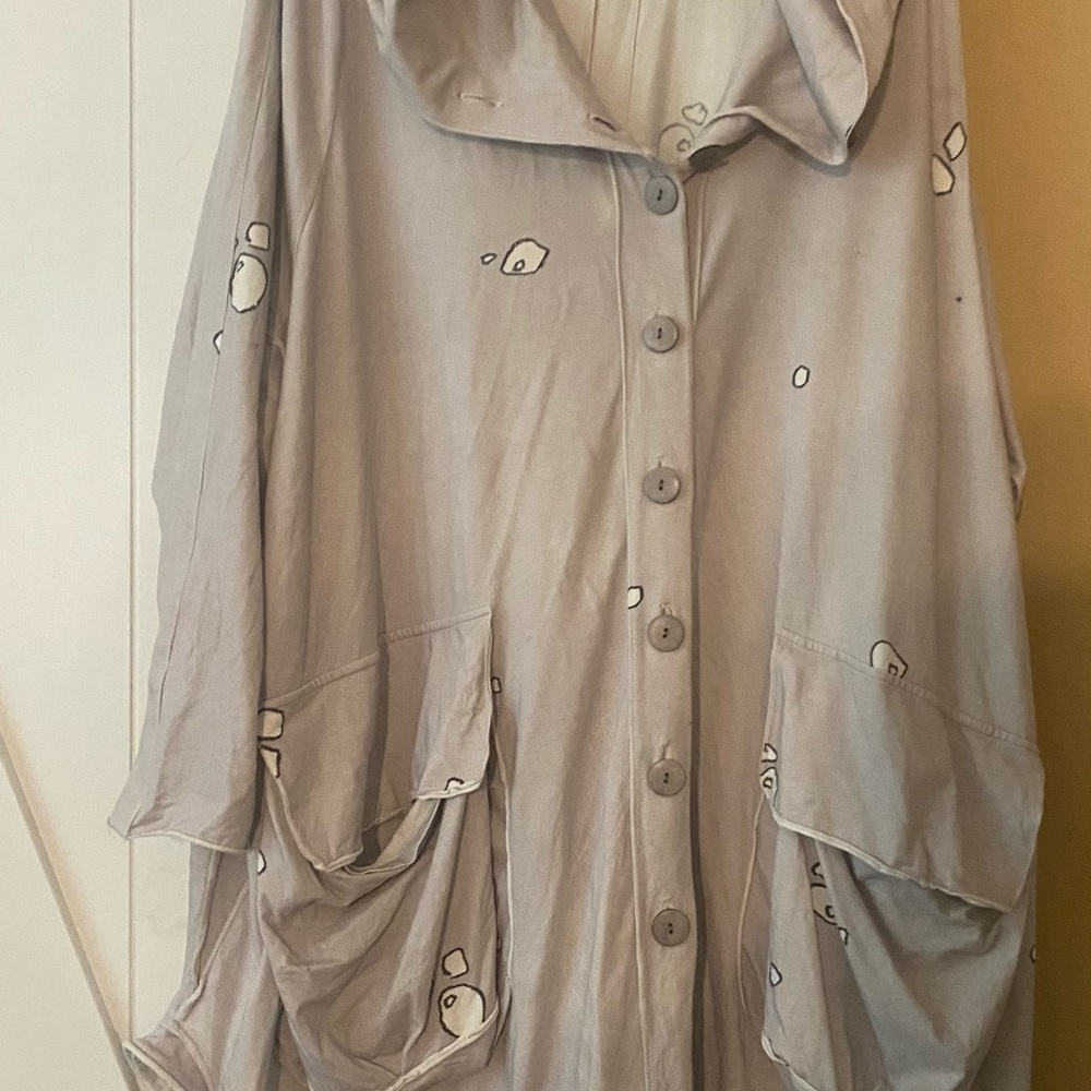 Good overall used condition.  Griza - European brand - long hoodie.